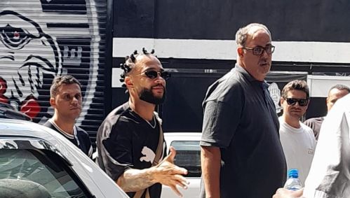 Memphis esteve na sede da Gaviões da Fiel nesta quarta-feira