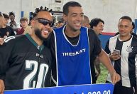 Astro do Corinthians, Memphis tem noite de "jurado" em lançamento de marca