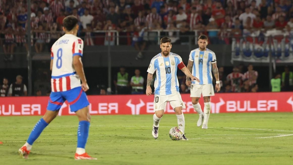 Messi em ação na derrota da Argentina para o Paraguai