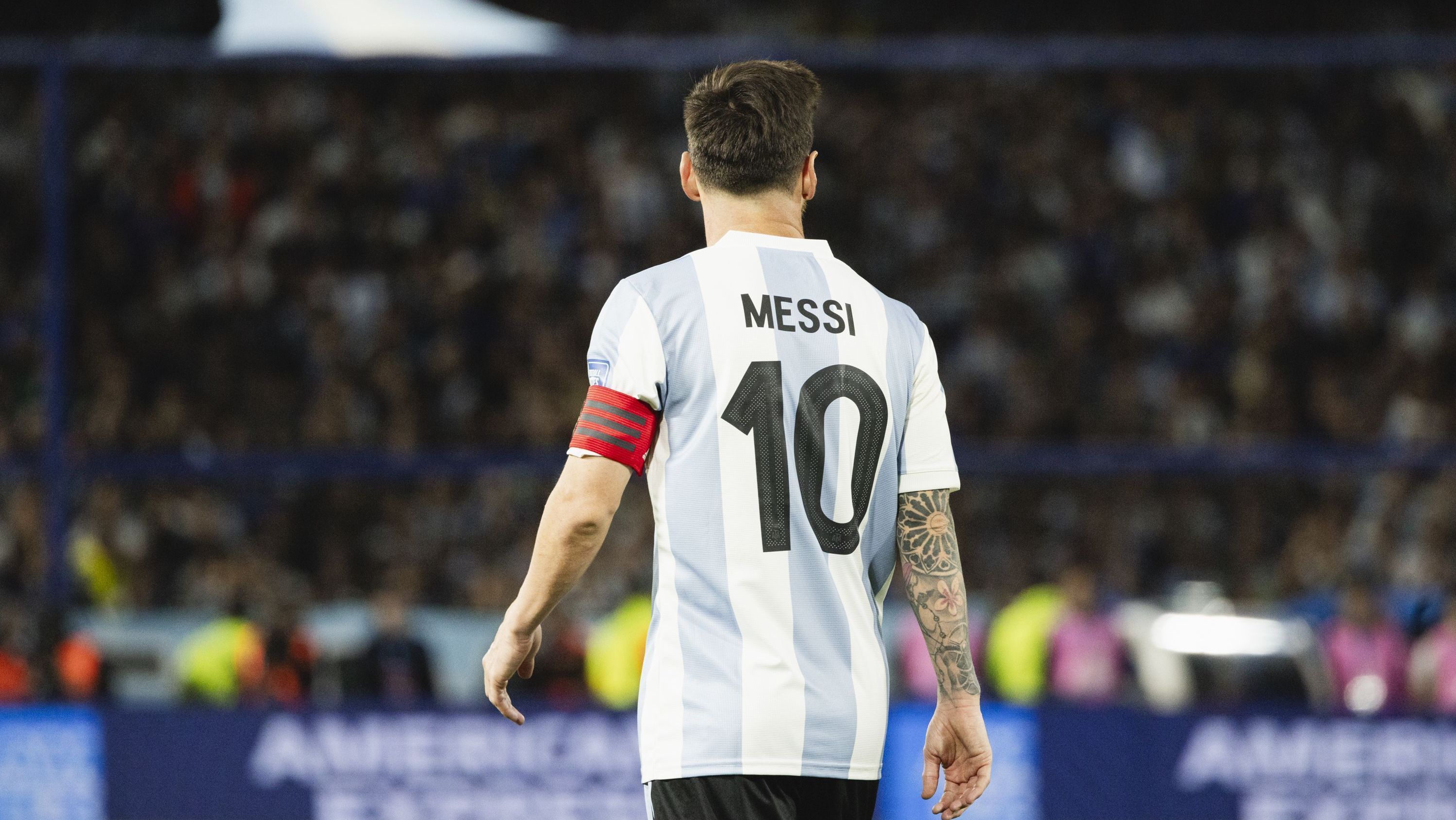 Lionel Messi em campo durante o jogo entre Argentina e Peru em La Bombonera pelas Eliminatórias da Copa do Mundo