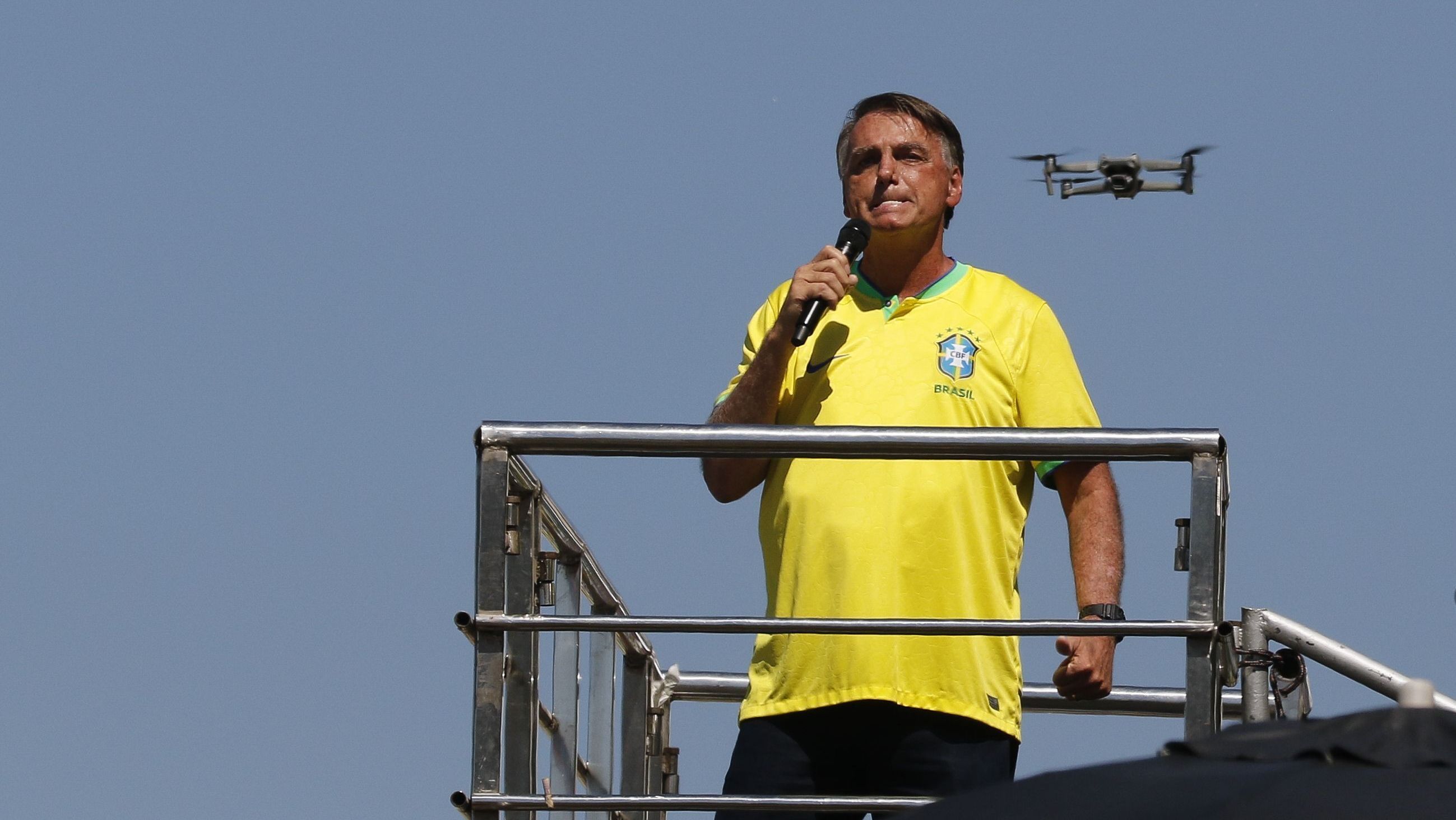 Bolsonaro reúne apoiadores em manifestação em Copacabana