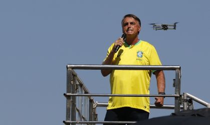 Bolsonaro reúne apoiadores em manifestação em Copacabana