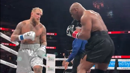 Momento da luta entre Mike Tyson e Jake Paul