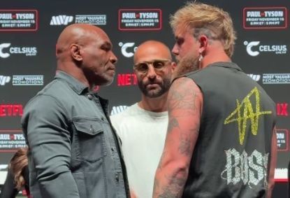Mike Tyson e Jake Paul ficam frente a frente em encarada
