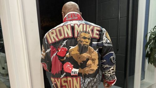 Mike Tyson chega com jaqueta estilosa ao estádio no Texas para luta contra Jake Paul