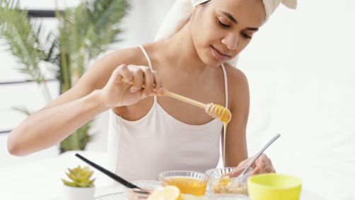 Máscara de mel é um dos usos mais comuns de produtos naturais como cosmético