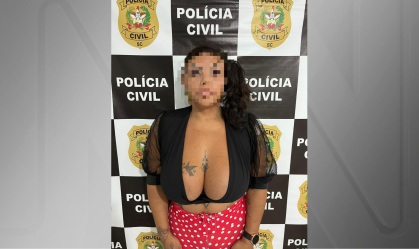 Mulher é presa suspeita de mandar assassinar cinco transexuais em SC