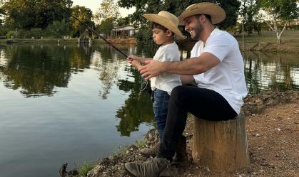 “Ver ele crescendo, aprendendo a gostar de música também não tem preço”, disse o cantor à CNN