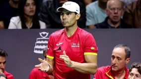 Rafael Nadal torce para Carlos Alcaraz na disputa entre Espanha e Holanda nas quartas de final da Copa Davis
