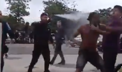 Nego do Borel troca socos em briga de rua no RJ