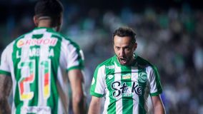 Nenê comemora com seus companheiros a vitória do Juventude de virada sobre o Bahia