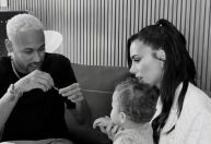 Bruna Biancardi mostra Neymar dando joias para festa de um ano de Mavie