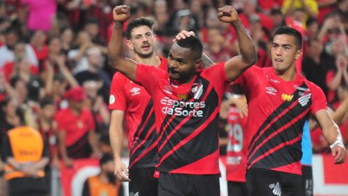Nikão utilizou camisa com patrocínio suspenso pelo Athletico-PR