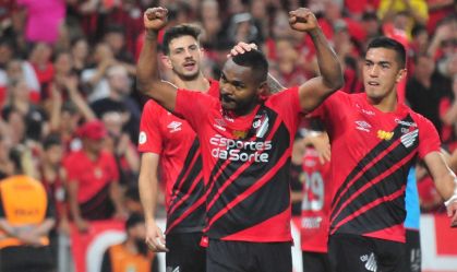 Nikão utilizou camisa com patrocínio suspenso pelo Athletico-PR