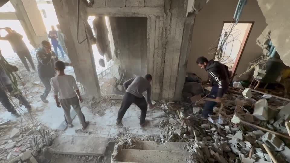 MORADORES DE GAZA LIMPANDO OS ESCOMBROS DA CASA ATINGIDA POR ISRAEL NA CIDADE DE GAZA