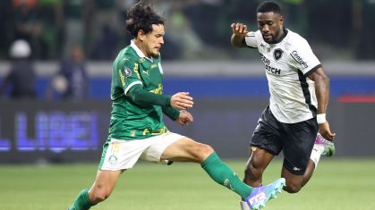 Gustavo Gómez e Bastos disputam jogada na Libertadores