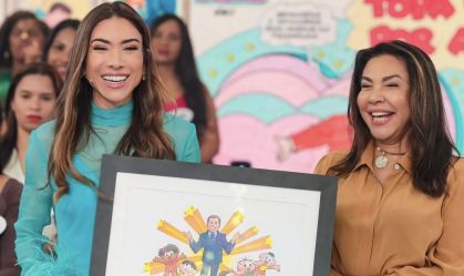 Patrícia Abravanel recebe homenagem de Mauricio de Sousa para Silvio Santos