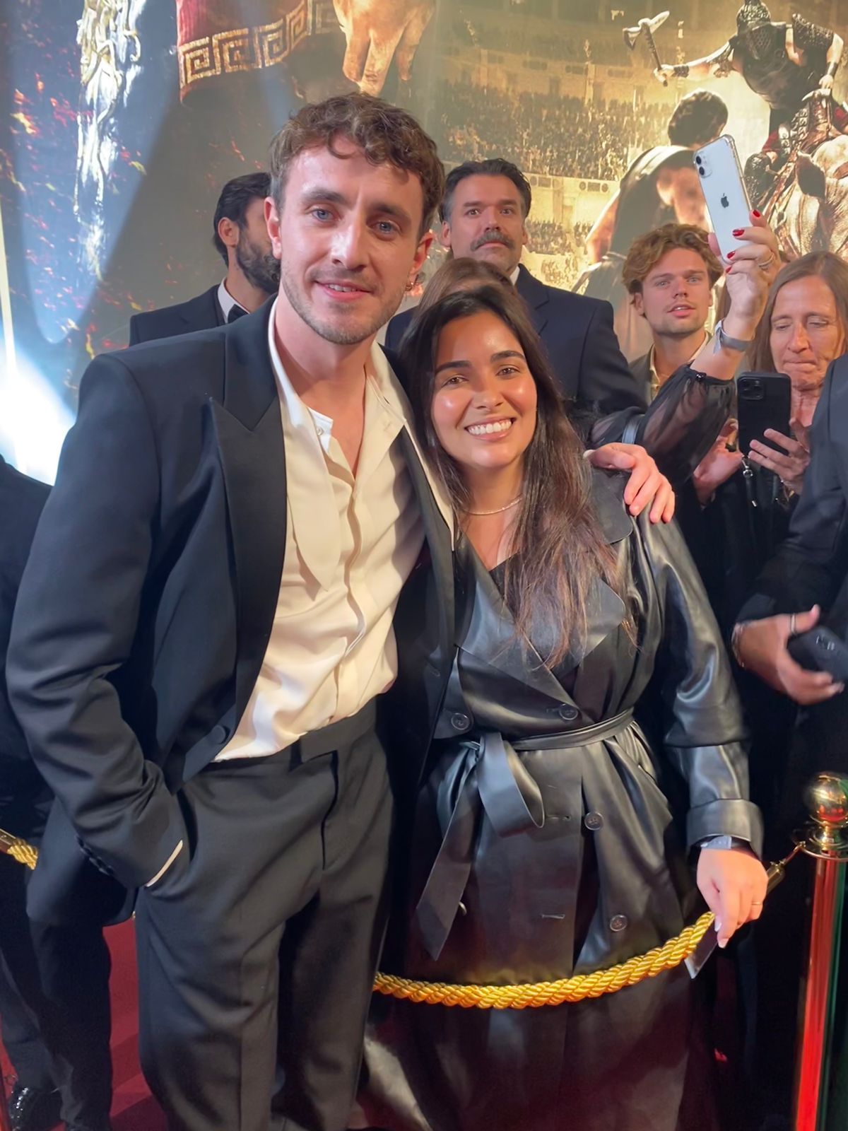 Paul Mescal e a fã brasileira Larissa Baliza na première de "Gladiador 2" em Londres • Arquivo pessoal