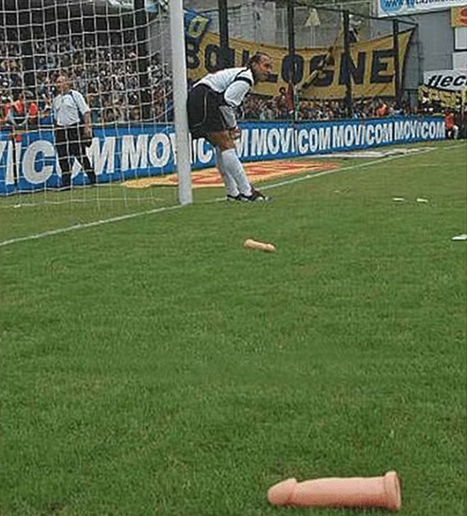 Pênis de borracha foram arremessados por torcida do Boca Juniors • Foto: Reprodução