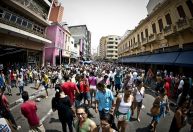 Quaest: 14% da classe baixa se identifica com direita e 11%, com esquerda