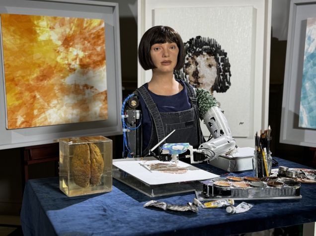 Ai-Da foi criado por Aidan Meller • Sotheby’s via CNN Newsource