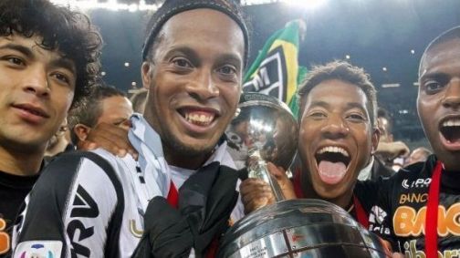 Ronaldinho Gaúcho postou foto com a taça da Libertadores de 2013