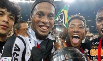Ronaldinho Gaúcho postou foto com a taça da Libertadores de 2013