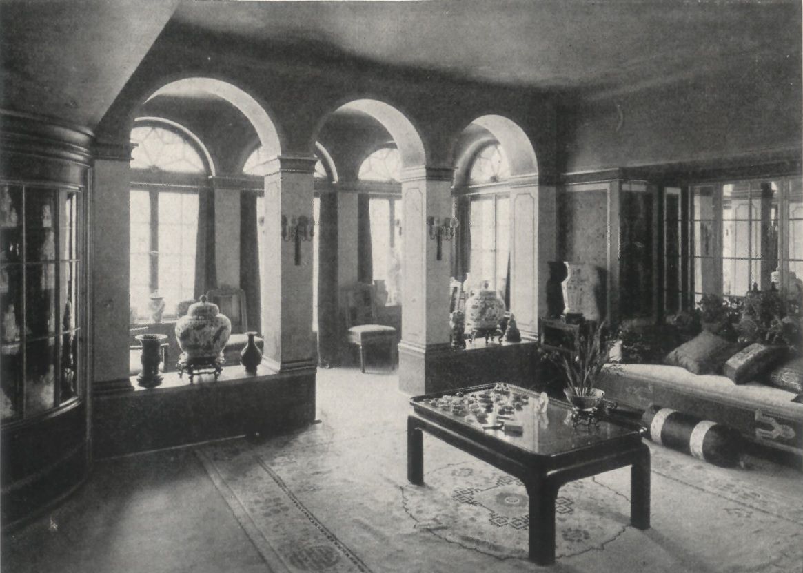 Fotografia datada de 1926 mostrando os frascos em exposição na casa dos proprietários anteriores • Sotheby’s via CNN Newsource