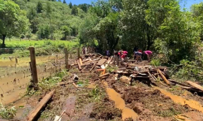 Bombeiros encontram corpo de criança que teve casa arrastada por enxurrada no PR