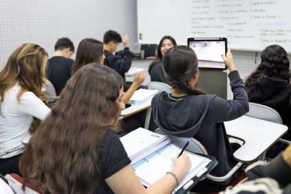 Alunos dentro de sala de aula em simulado do Enem