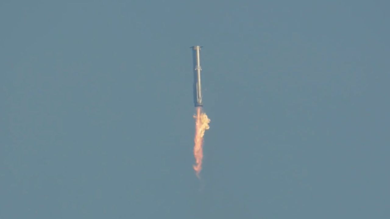 Propulsor Super Heavy da Space X retornando à Terra • Space X/Divulgação