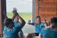 Jogadores do Racing cantam em concentração antes da decisão; veja