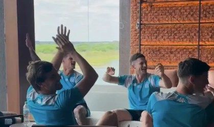 Jogadores do Racing cantam em concentração antes da decisão; veja