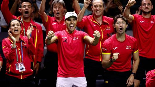 Rafael Nadal comemora com a seleção espanhola a vitória de Carlos Alcaraz que empatou o duelo contra a Holanda
