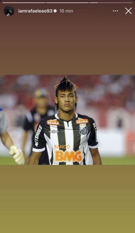 Rafael Leão publicou foto de Neymar com a camisa do Santos • Foto: Reprodução/ Instagram