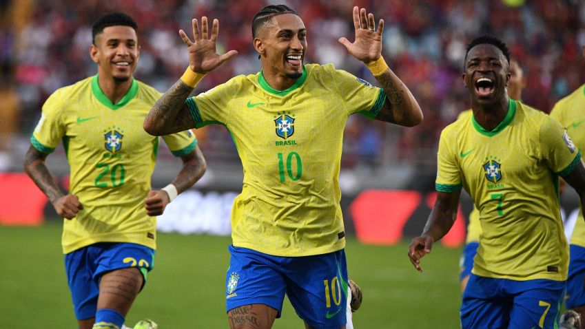 Raphinha comemora ao abrir o placar para o Brasil sobre a Venezuela • Reprodução/X Conmebol