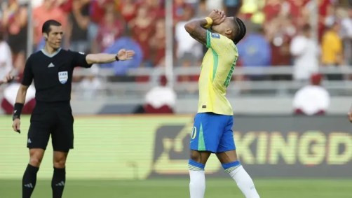 Raphinha lamenta lance no empate da Seleção contra a Venezuela