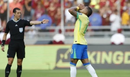 Raphinha lamenta lance no empate da Seleção contra a Venezuela