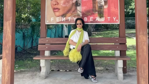 “Eu só estou esperando pelo ônibus”, escreveu Rihanna na legenda