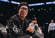 Ronaldinho "ignora" jogo da Seleção Brasileira e assiste partida da NBA
