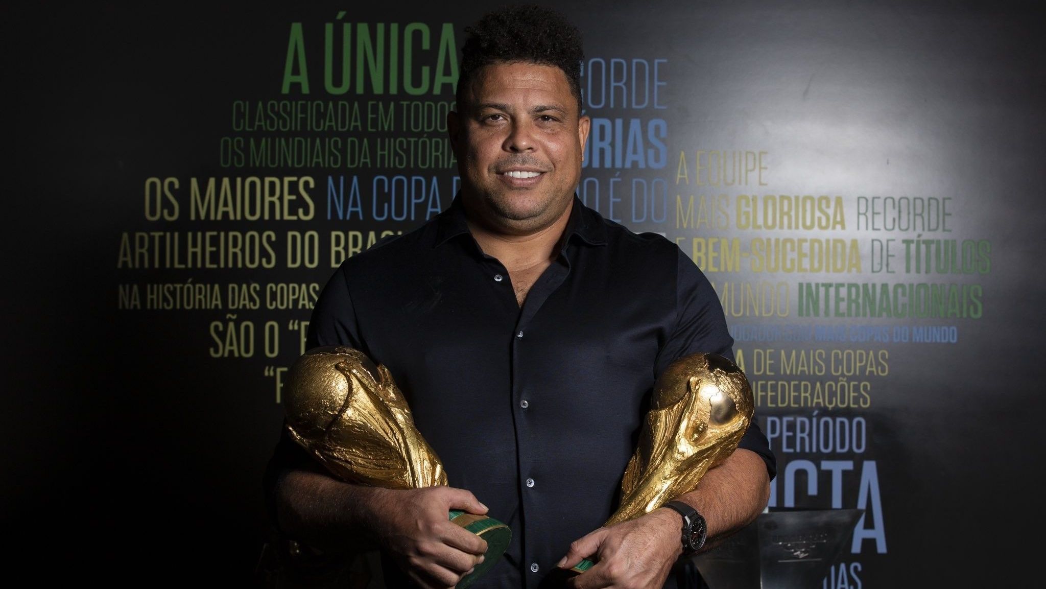 Ronaldo com taças da Copa do Mundo
