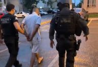 Homem é preso por furtar PlayStation 5 da vizinha e chamá-la para jogar