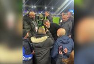 Ídolo do United chama torcedor para briga em jogo da Premier League; assista