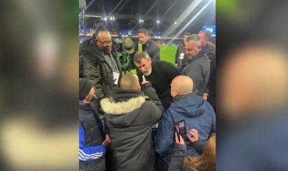 Ídolo do United chama torcedor para briga em jogo da Premier League; assista