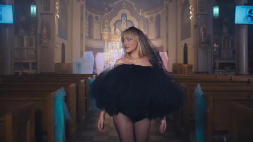 Sabrina Carpenter em clipe de "Feather"