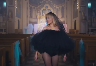 Padre que autorizou Sabrina Carpenter a gravar clipe na igreja perde cargo