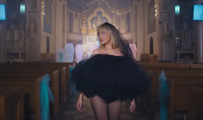 Sabrina Carpenter em clipe de "Feather"