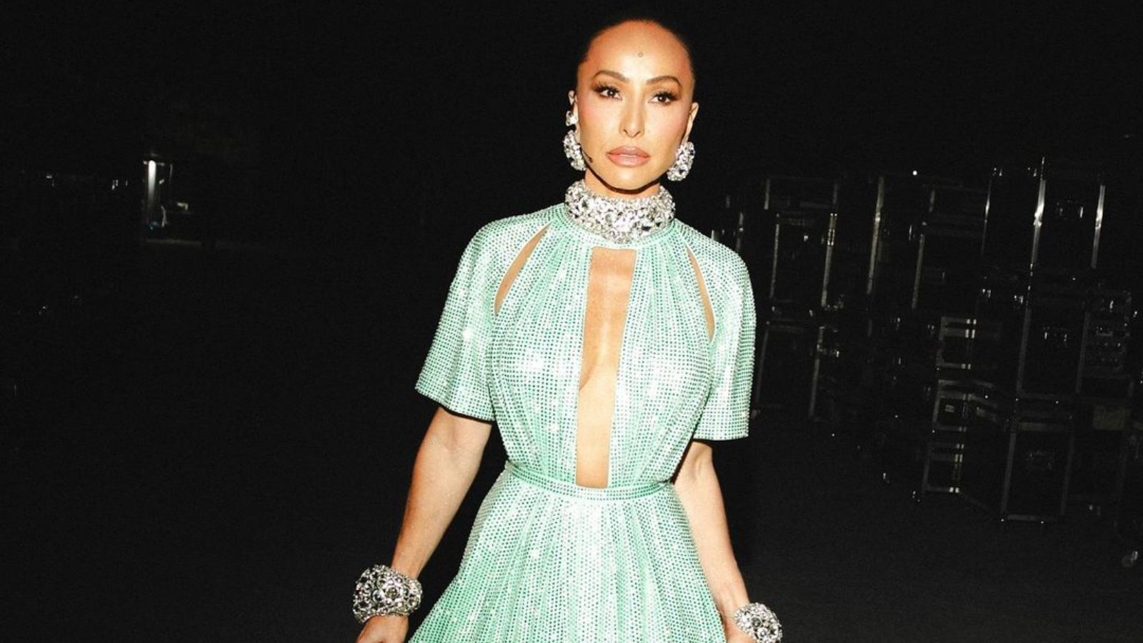 Sabrina Sato usa vestido verde-menta nas gravações do The Masked Singer