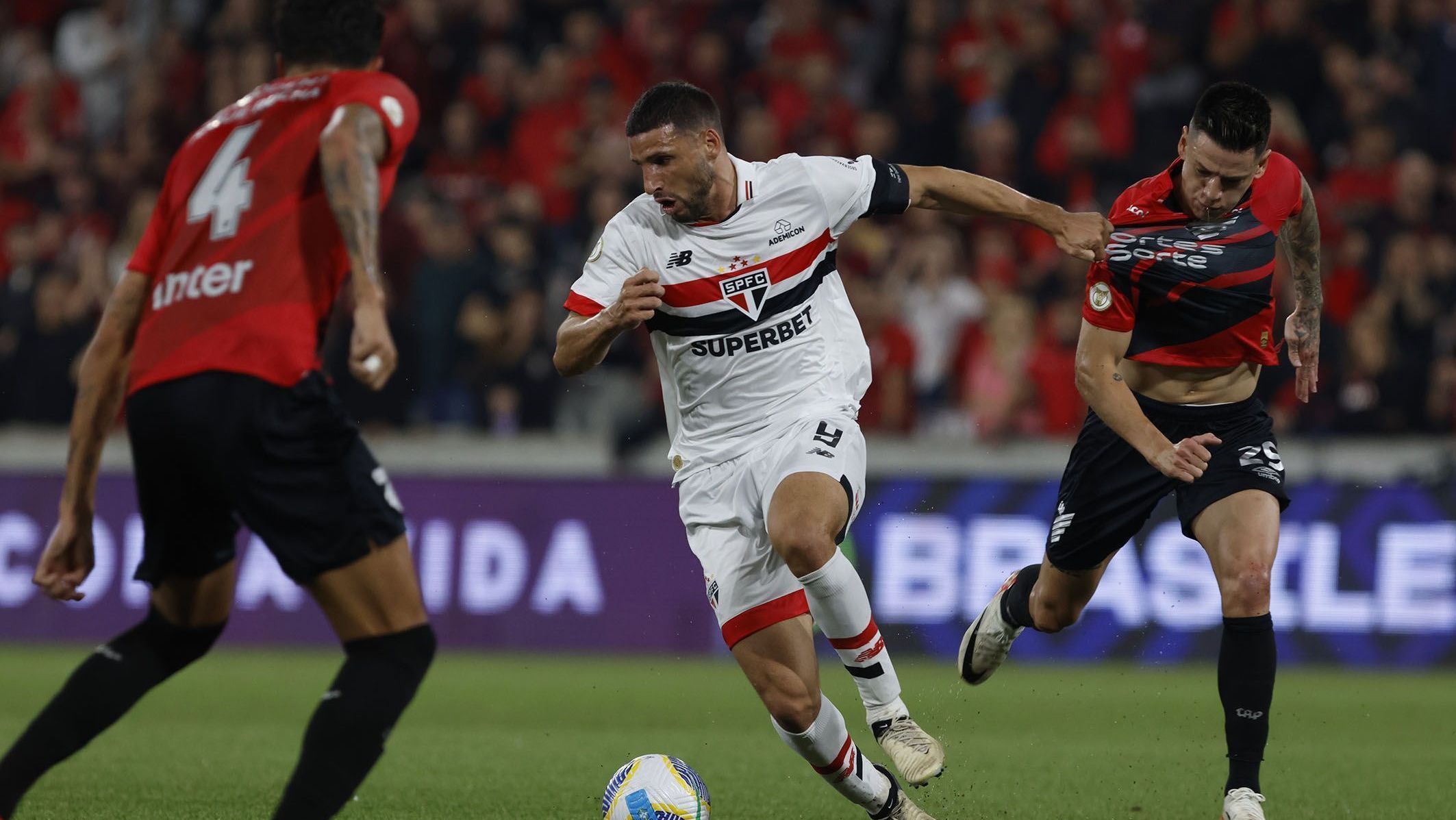 Calleri disputa bola em partida contra o Athletico-PR