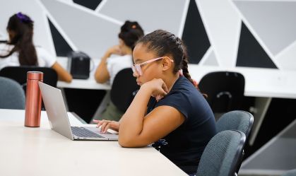 Alunos brasileiros têm pensamento crítico, mas falta criatividade, diz estudo